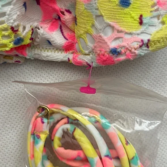 NWT Victoria’s Secret Bandeau Bikini Top size Med with removable straps - Picture 8 of 8